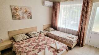 Гостиница У Кота Лазаревское Стандартный трехместный номер-1