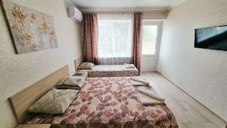 Гостиница У Кота Лазаревское Стандартный трехместный номер-3