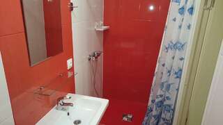 Гостиница У Кота Лазаревское Стандартный трехместный номер-5